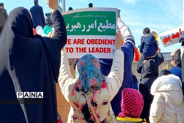 دانش‌آموزانی که همه با هم آمدند