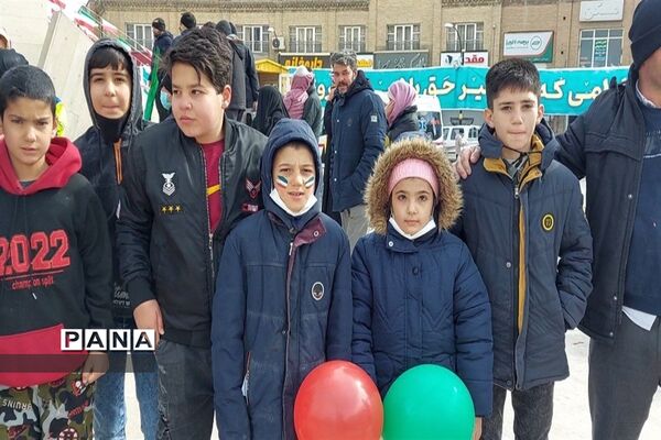 دانش‌آموزانی که همه با هم آمدند