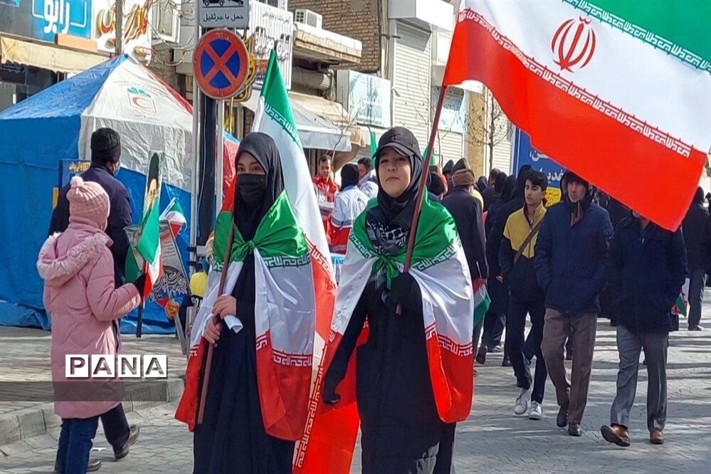 دانش‌آموزانی که همه با هم آمدند