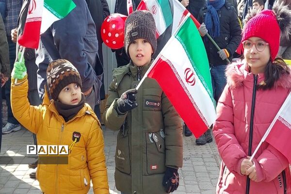 دانش‌آموزانی که همه با هم آمدند