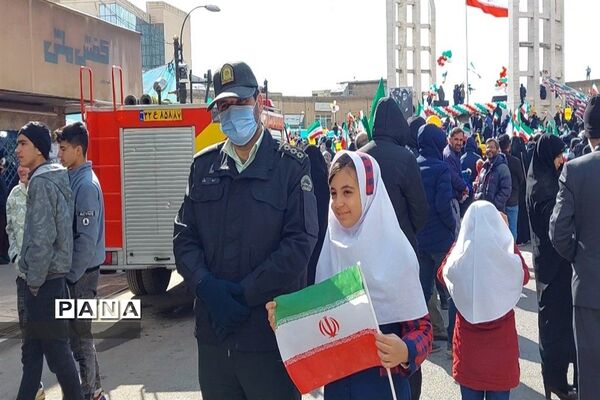 دانش‌آموزانی که همه با هم آمدند