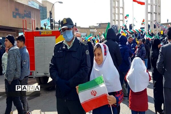 دانش‌آموزانی که همه با هم آمدند