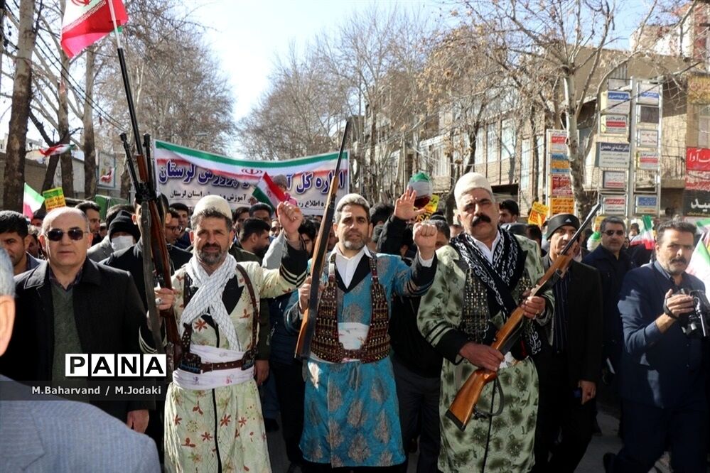حضور پرشور دانش‌آموزان ولایتمدار ناحیه 2 خرم‌آباد در راهپیمایی 22 بهمن