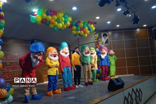 برگزاری نمایش جنگ شادی درشهرستان قرچک