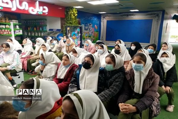 بازدید دانش‌‌آموزان آموزشگاه  الله‌اکبر اسلامشهر از شرکت لبنیاتی میهن