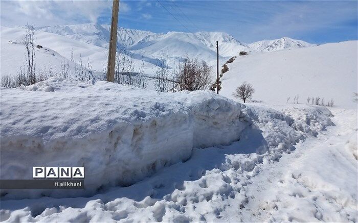 مردم گرفتار در برف کوهرنگ؛ چشم به راه امداد مسئولان هستند