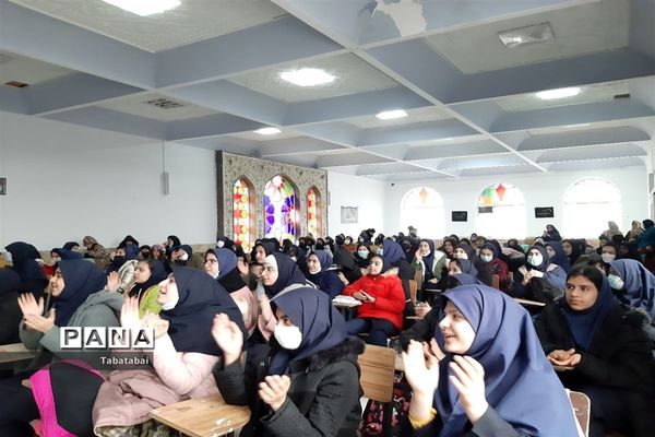 برگزاری جشن مبعث در دبیرستان زینبیه منطقه ۱۳