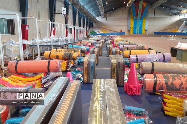 توزیع اقلام ورزشی و بهداشتی در سالن دوومیدانی برادران شهید مظفر ملارد