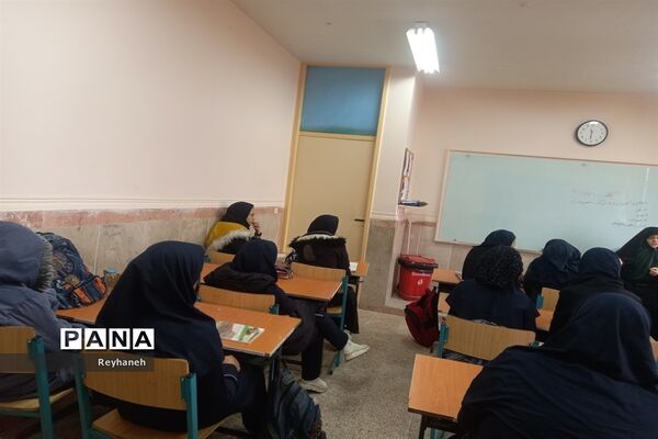برگزاری جلسه گفتمان دینی در دبیرستان عدالت جوادآباد