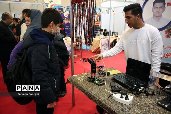 نمایشگاه دستاوردها و طرح‌های پژوهشی برتر دانش‌آموزان سمپاد