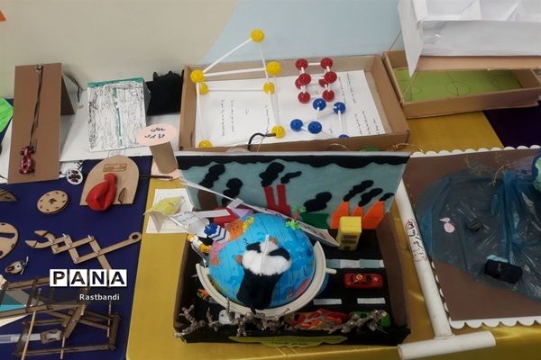 برپایی نمایشگاه دست سازه‌های دانش‌آموزی در دبستان علوی منطقه ۱۳