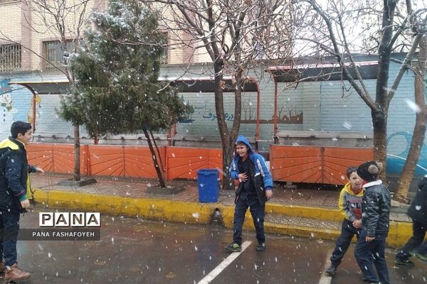 شادی دانش‌آموزان از بارش برف