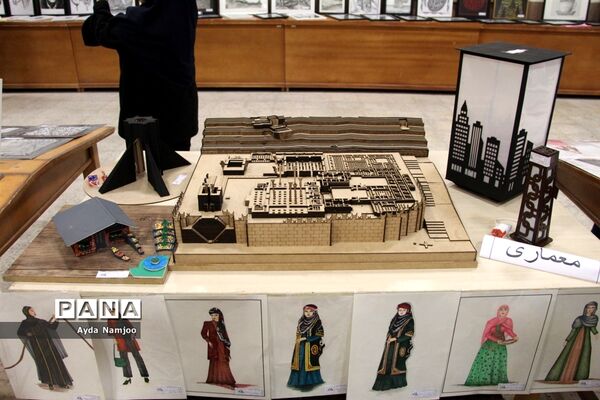نمایشگاه دستاورد‌های دانش‌آموزی هنرستان دخترانه مهر جهرم