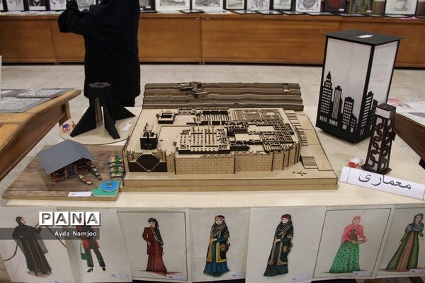 نمایشگاه دستاورد‌های دانش‌آموزی هنرستان دخترانه مهر جهرم