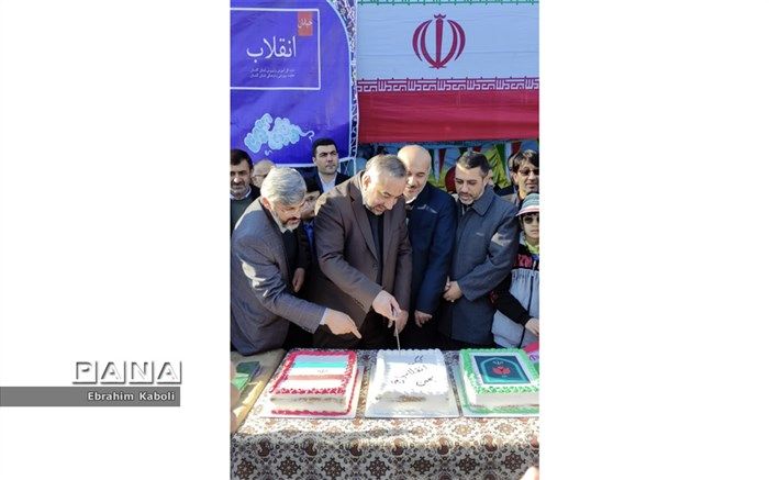 کیک انقلاب ،شیرینی مضاعف در جشن انقلاب  به کام دانش آموزان گلستانی