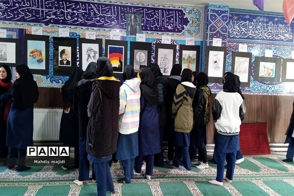برپایی نمایشگاه نقاشی دانش‌‌‌آموزان‌‌ مدرسه پاکان ملارد