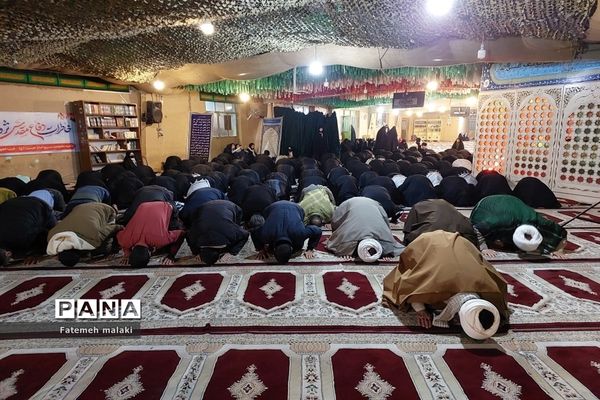 حضور دانش‌آموزان ملاردی اعزامی راهیان نور در یادمان معراج شهدا