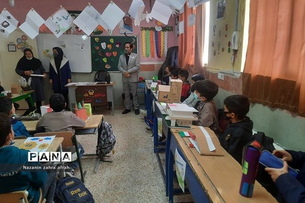 برگزاری نمایشگاه دست‌سازه‌ها در مدارس ابتدایی رودهن