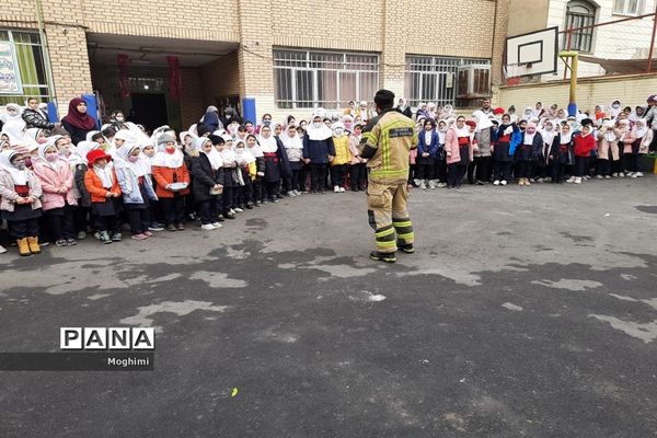 آموزش اطفا حریق در دبستان حقیقت منطقه ۱۳