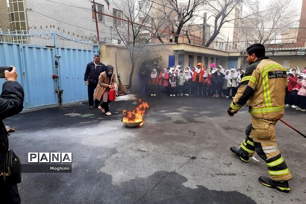 آموزش اطفا حریق در دبستان حقیقت منطقه ۱۳