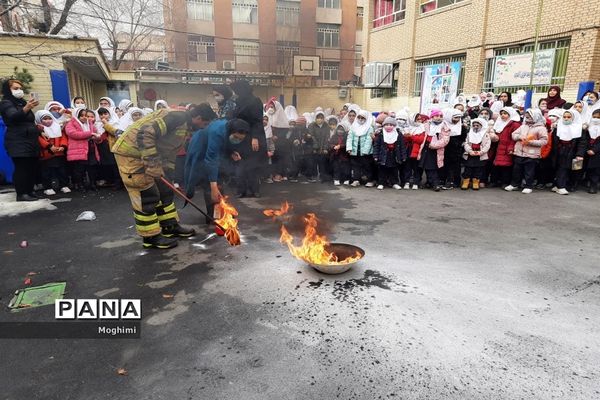 آموزش اطفا حریق در دبستان حقیقت منطقه ۱۳