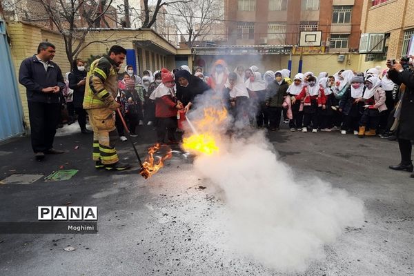 آموزش اطفا حریق در دبستان حقیقت منطقه ۱۳