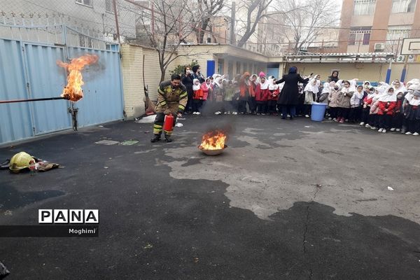 آموزش اطفا حریق در دبستان حقیقت منطقه ۱۳