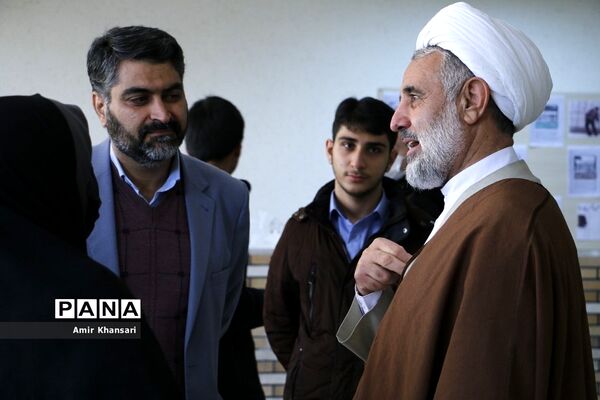 نشست صمیمی دانش‌آموزان دبیرستان دین و دانش قم با نماینده مجلس شورای اسلامی