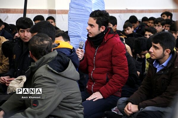 نشست صمیمی دانش‌آموزان دبیرستان دین و دانش قم با نماینده مجلس شورای اسلامی