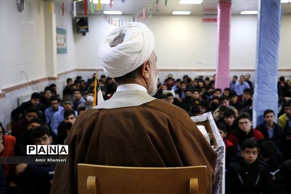 نشست صمیمی دانش‌آموزان دبیرستان دین و دانش قم با نماینده مجلس شورای اسلامی