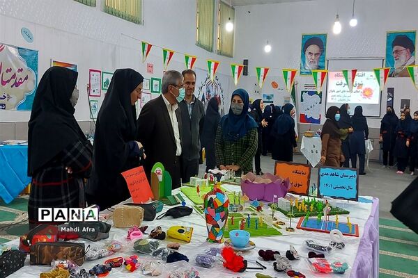 افتتاح نمایشگاه شوق پیشرفت در دبیرستان شاهد هدی شهرستان بهبهان