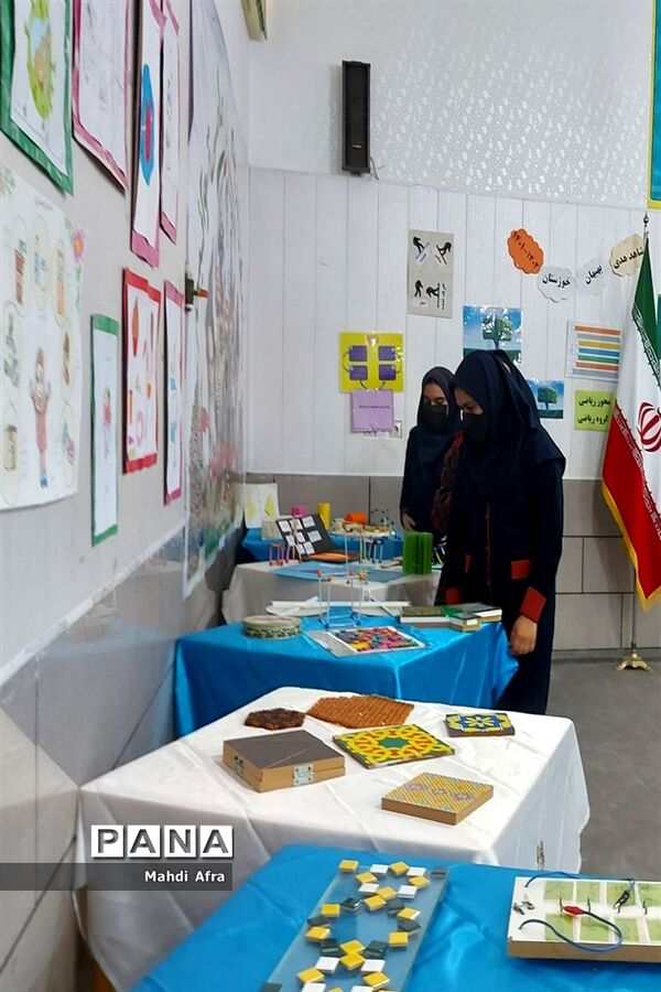 افتتاح نمایشگاه شوق پیشرفت در دبیرستان شاهد هدی شهرستان بهبهان