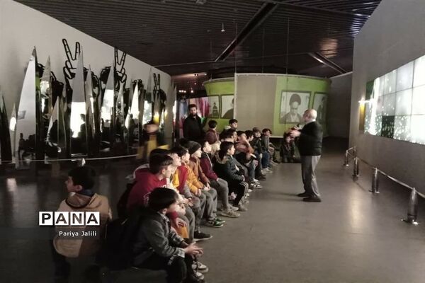 حضوردانش‌آموزان آموزشگاه شهیدآیت یک اسلامشهر در باغ موزه انقلاب اسلامی و دفاع مقدس