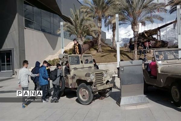 حضوردانش‌آموزان آموزشگاه شهیدآیت یک اسلامشهر در باغ موزه انقلاب اسلامی و دفاع مقدس