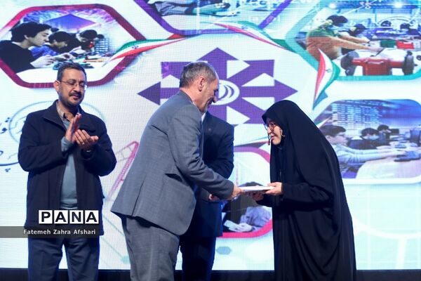 آیین اختتامیه اولین نمایشگاه دستاوردها و طرح‌های پژوهشی برتر دانش‌آموزان سمپاد