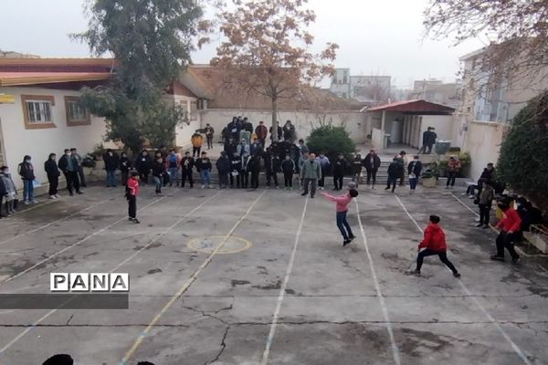 توپ پلاستکی همچنان در میدان مسابقه