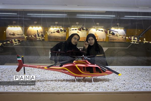 بازدید دانش‌آموزان مدارس سمپاد از نمایشگاه هوافضا سپاه