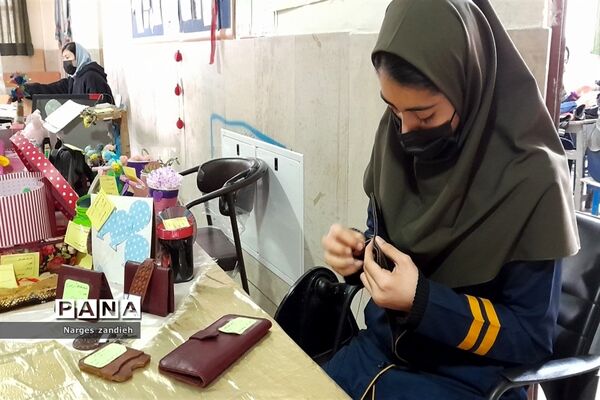 برگزاری جشنواره بومی محلی غذا و دست‌سازه‌های دانش‌آموزی در مدرسه احرار ملارد