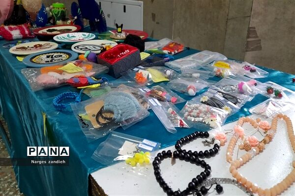 برگزاری جشنواره بومی محلی غذا و دست‌سازه‌های دانش‌آموزی در مدرسه احرار ملارد