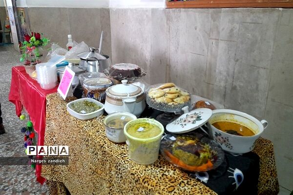 برگزاری جشنواره بومی محلی غذا و دست‌سازه‌های دانش‌آموزی در مدرسه احرار ملارد