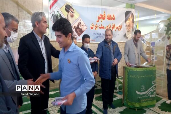 افتتاح نمایشگاه مدرسه انقلاب دبیرستان نمونه آیت الله خامنه‌ای، کاشمر