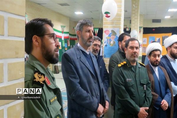 افتتاح نمایشگاه مدرسه انقلاب با حضور معاون وزیر آموزش و پرورش در دبیرستان شیخ صدوق قم