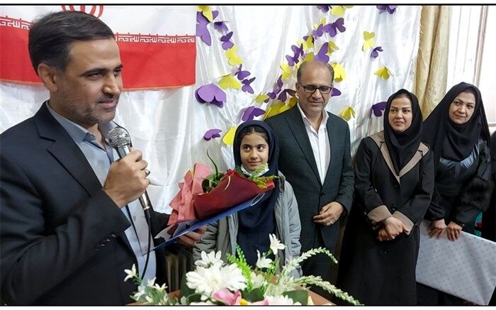 مراسم تجلیل و تقدیر از دانش‌آموز خبرنگار پانا توسط مدیر آموزش وپرورش ناحیه ۴/ فیلم