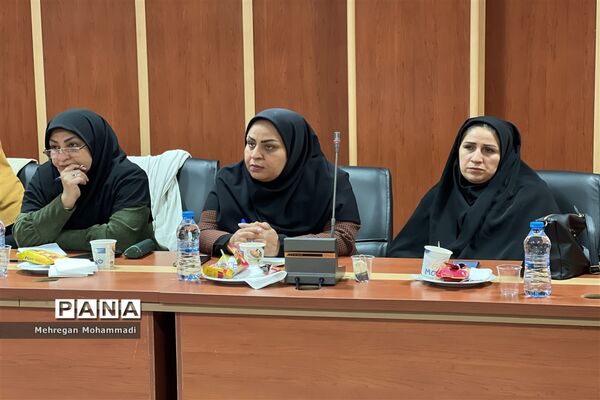 نشست صمیمانه مدیر سازمان دانش‌آموزی با مربیان و مدرسان