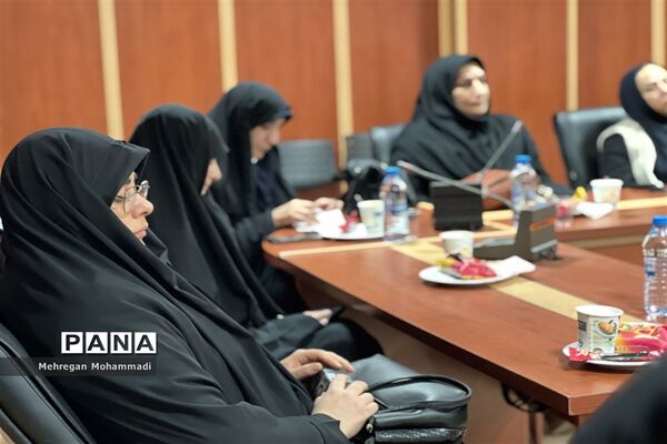 نشست صمیمانه مدیر سازمان دانش‌آموزی با مربیان و مدرسان