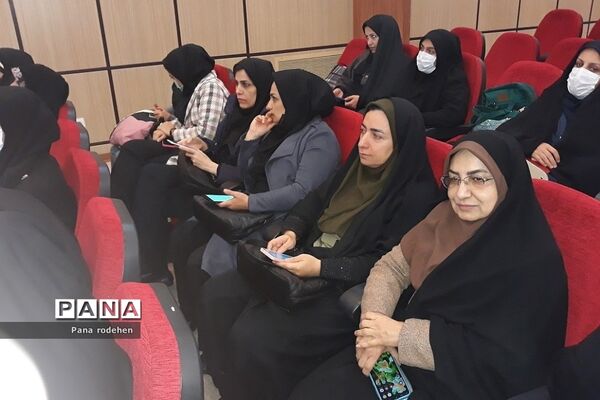 حضور مربیان پرورشی رودهن در همایش توانمند‌سازی فعالان حوزه عفاف و حجاب در شهرستان دماوند