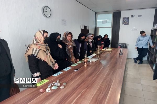 برگزاری نمایشگاه نمادین آثار باستانی در دبیرستان فرهنگ عرفان منطقه ۱۳