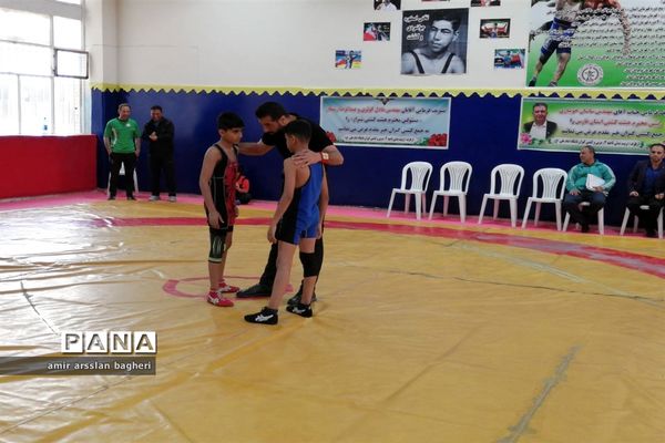مسابقات کشتی آزاد و فرنگی دانش‌آموزی ناحیه 4 شیراز در رده سنی نونهالان