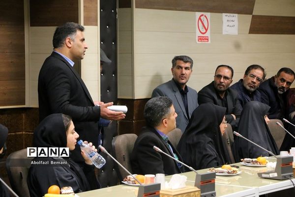 نشست صمیمانه وزیر آموزش و پرورش با خانواده‌های دانش‌آموزان آسیب دیده در قم