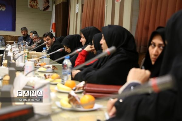 نشست صمیمانه وزیر آموزش و پرورش با خانواده‌های دانش‌آموزان آسیب دیده در قم